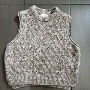 Universal Thread crewneck sweater vest size small.